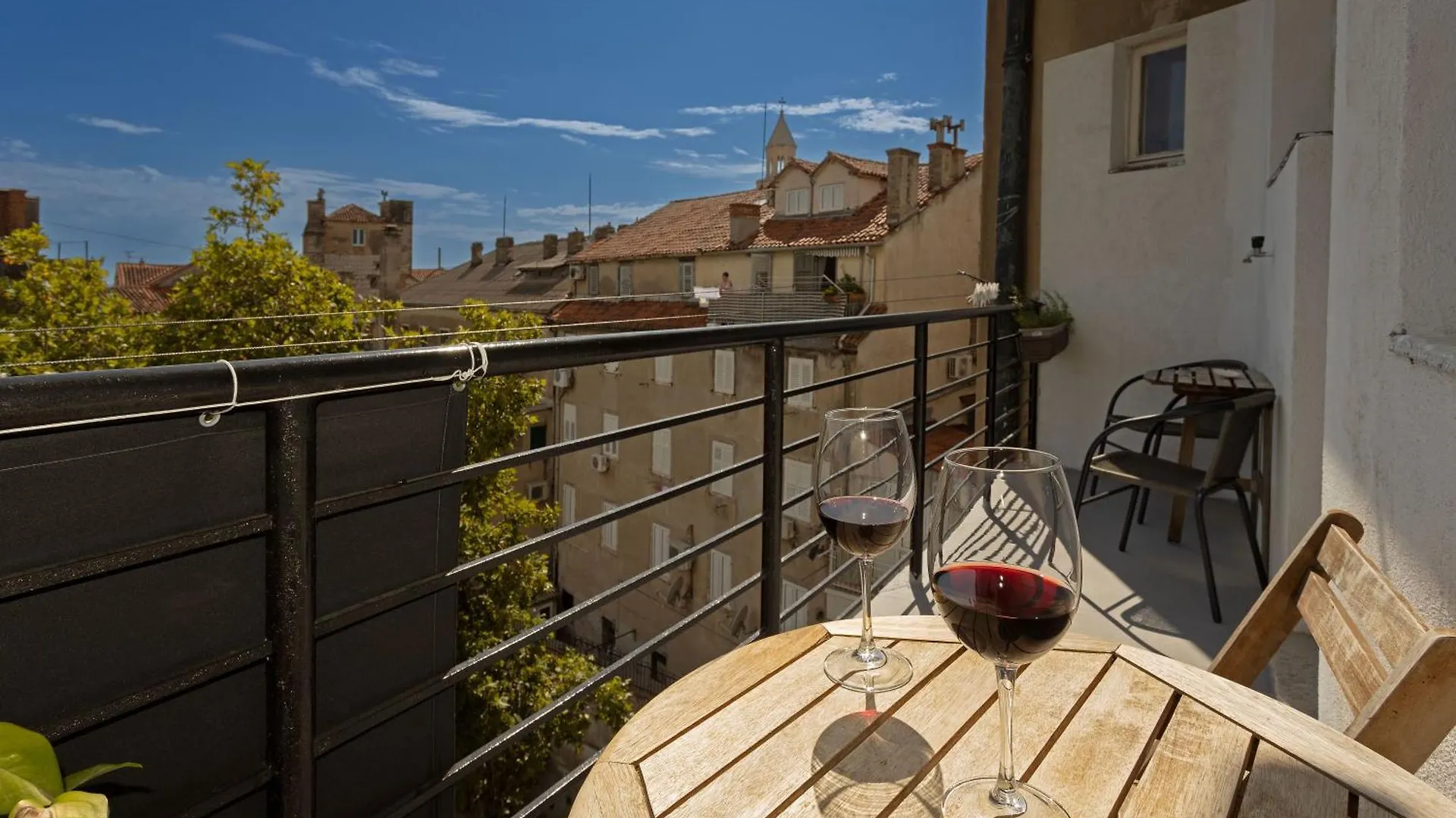 Antique Apartment 0*, Split