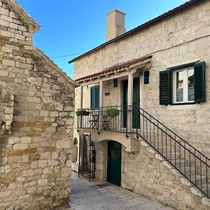 Perfectly Located Cherry Stone House Apartment